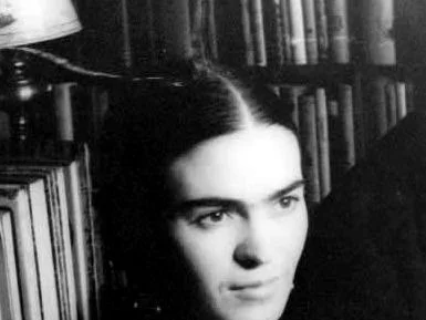 Svartvitt porträttfoto av Frida Kahlo från 1930-talet